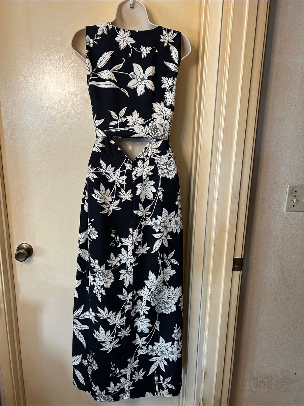 Tommy Bahama Black and White Floral Sleeveless Maxi Dress with Tie Waist size 10 - Picture 6 of 12
